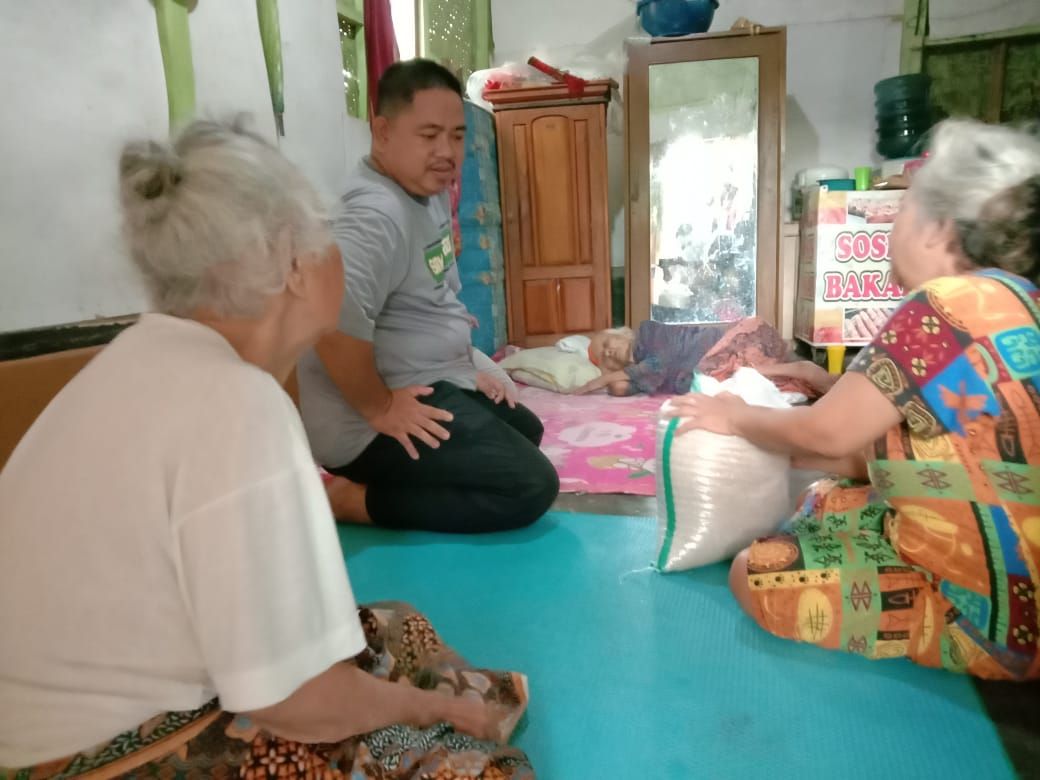 Relawan beri bantuan 3 lansia