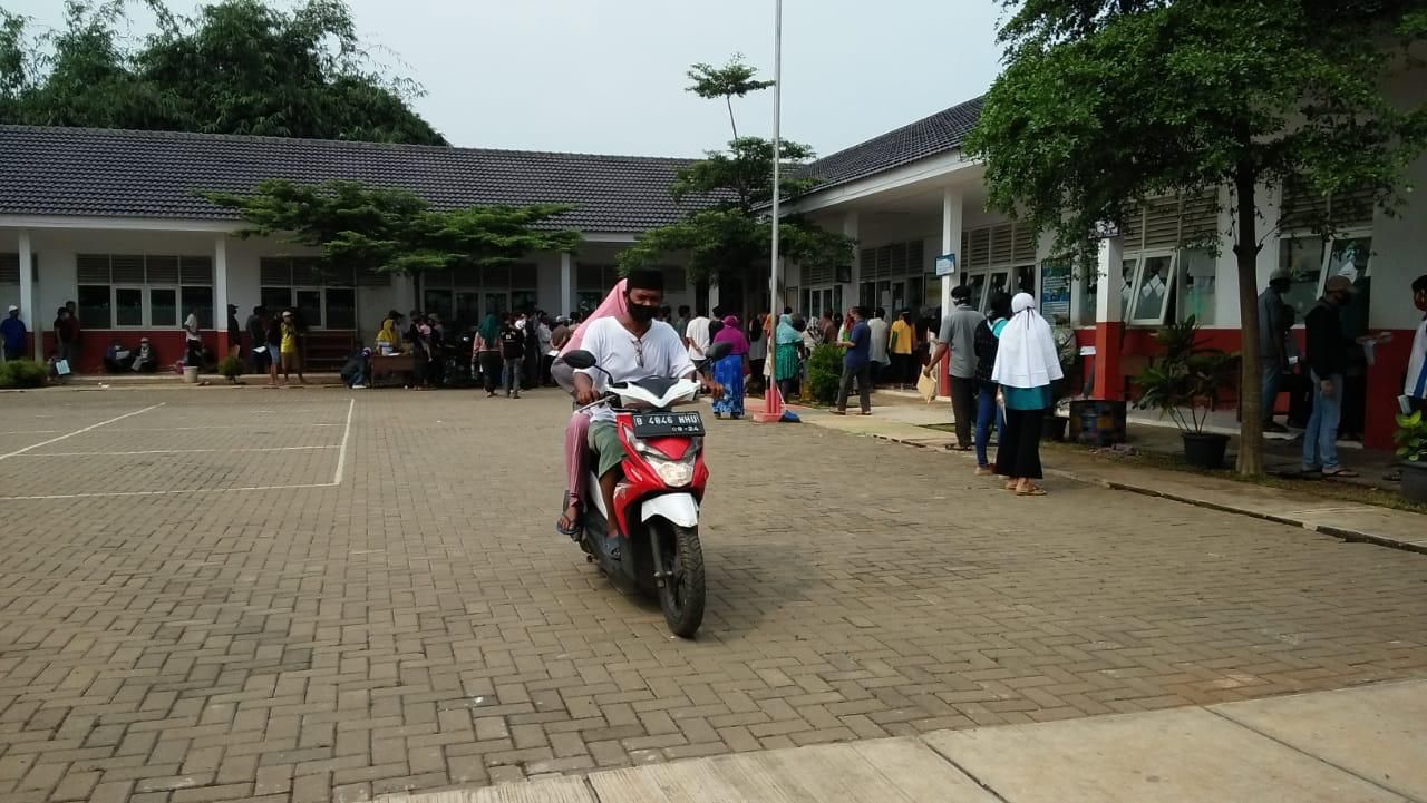 suasana saat pengambilan bansos di Pagedangan, Kabupaten Tangerang