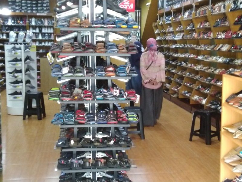 TOKO sepatu di Jalan HZ Mutofa kembali buka melayani pembeli.*
