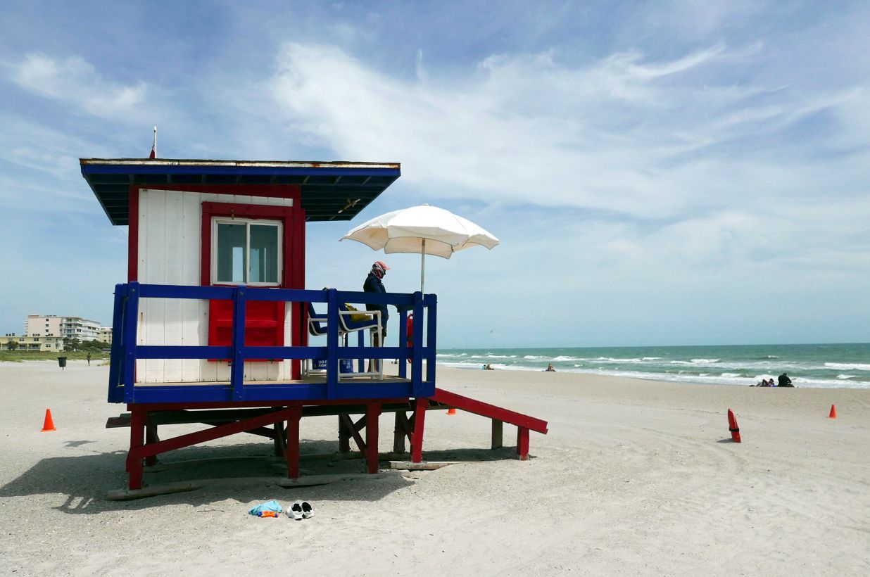 Pantai Florida Kembali Dibuka, Ribuan Pon Sampah Sambut Petugas