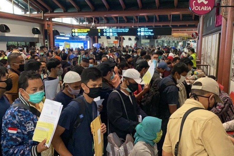 RATUSAN penumpang mengantre di posko pengecekan dokumen sebelum diperbolehkan menaiki pesawat di Terminal 2 Bandara Internasional Soekarno-Hatta pada Kamis, 14 Mei 2020.*