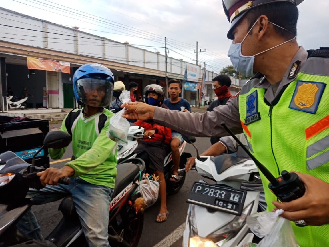 Bagi-bagi takjil dilakukan oleh Komunitas Biker Keren Banyuwangi dengan Polsek Rogojampi