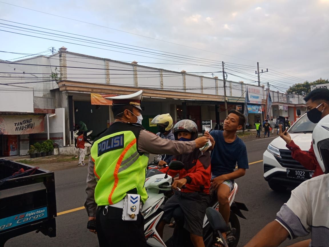 Bagi-bagi takjil dilakukan oleh Komunitas Biker Keren Banyuwangi dengan Polsek Rogojampi
