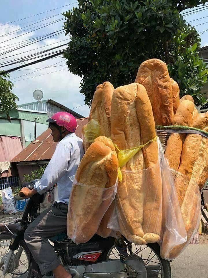 Provinsi An Giang, Vietnam kurang dikenal dengan kawasan wisata alamnya, namun baru-baru ini viral kembali sebuah roti raksasa seberat 3 kg.* /Oddity Central