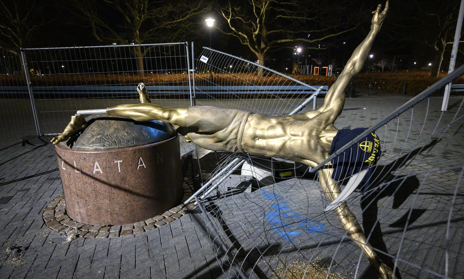Patung Zlatan Ibrahimovic Jadi Sasaran Vandalisme di Swedia.*