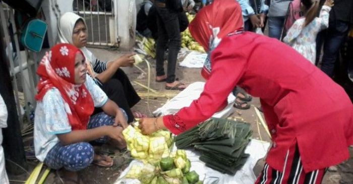MENJELANG lebaran, penjual selongsong ketupat mulai bermunculan di kawasan Majalaya
