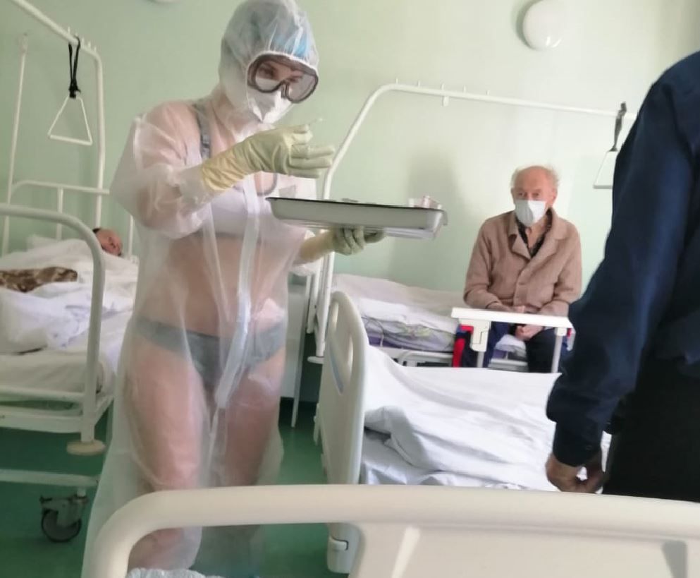 Viral foto seorang staf medis gunakan bikini dalam APD di rumah sakit di Rusia