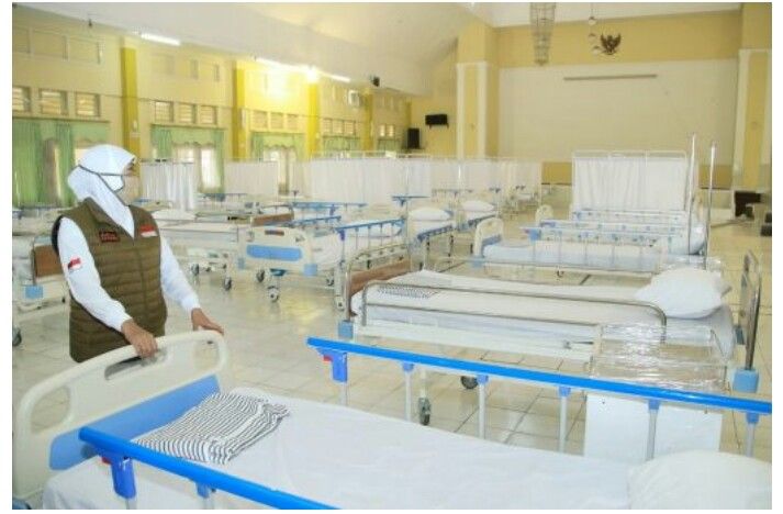 Gubernur Khofifah meninjau langsung kondisi ruangan perawatan pasien Covid-19 di RS Lapangan Covid-19 Jatim