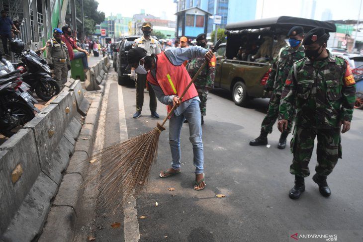 Sanksi sosial membersihkan fasilitas umum oleh Satpol PP