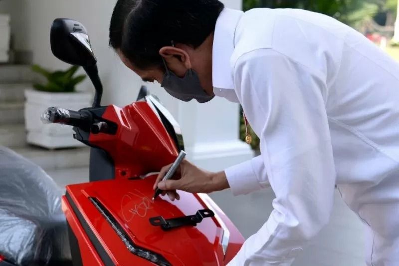 Sepeda motor listrik milik Presiden Joko Widodo (Jokowi) yang ditandatangani Presiden telah laku terjual senilai Rp2,5 miliar dalam acara konser amal virtual pada Minggu 17 Mei 2020. Cek Disini! Cara Urus STNK Kendaraan Listrik, Hingga Biaya yang Harus Dikeluarkan
