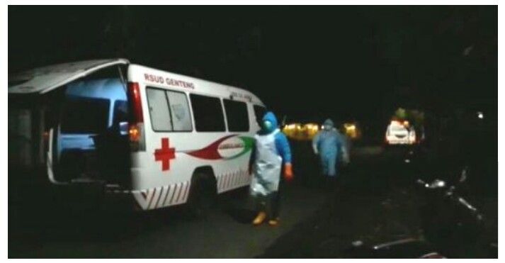 Mobil ambulance RSUD Genteng mengantar jenazah langsung ke TPU 