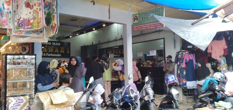  SUASANA di dalam pasar Singaparna Kabupaten Tasikmalaya. Banyak pengunjung pasar yang tidak menggunakan masker saat berbelanja.* 