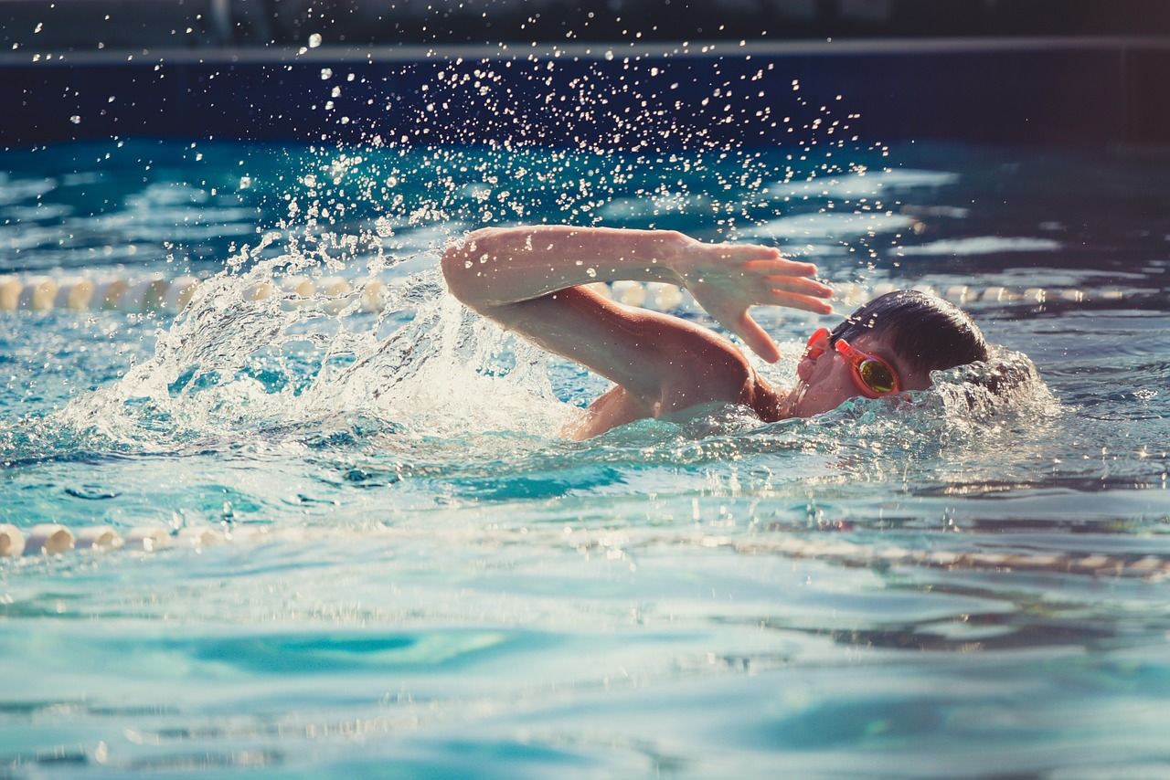 Sikap tangan yang benar saat menarik pada berenang gaya bebas