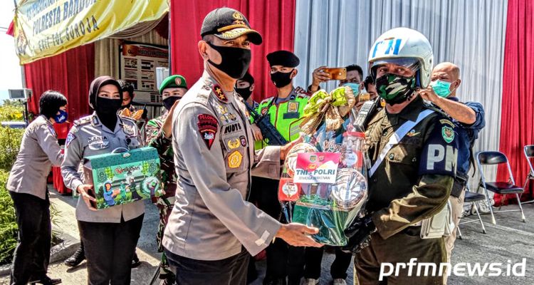 Kapolda Jawa Barat Irjen Rudi Sufahriadi menyerahkan 'kadeudeuh' kepada petugas di Pos Check Point Exit Tol Soroja, Minggu (24/5/2020).*