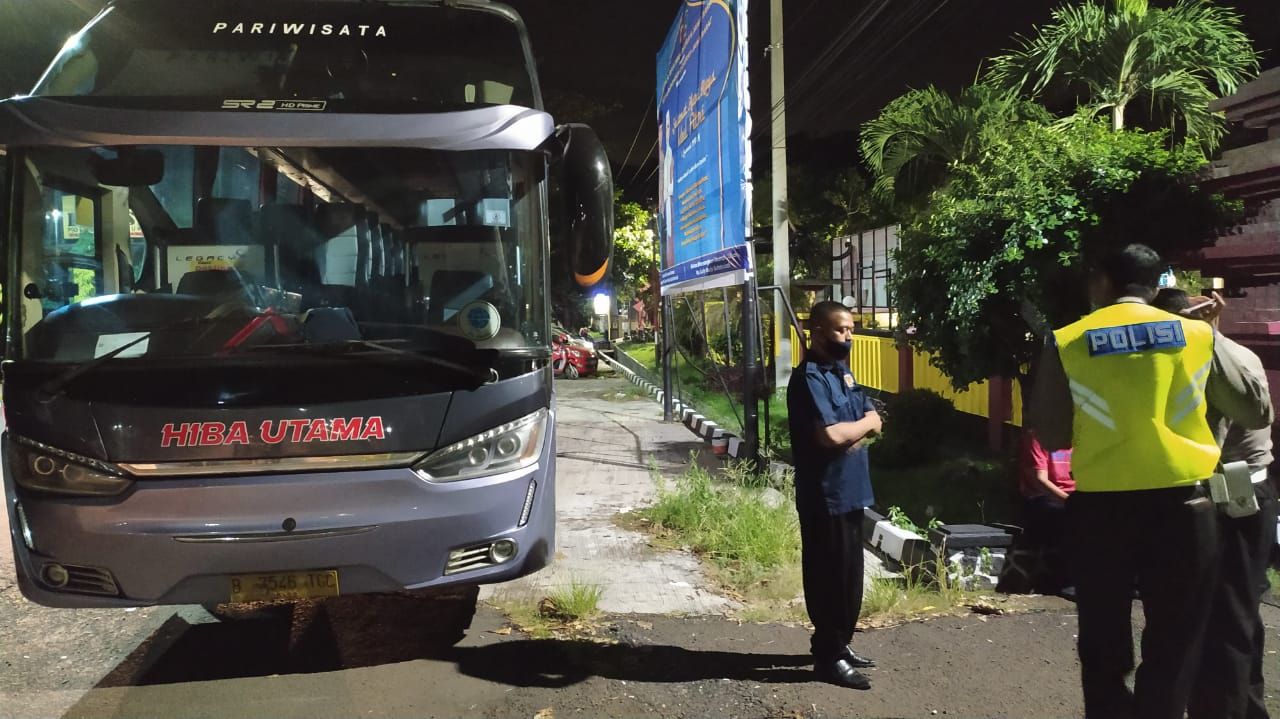 Heboh Bus Pariwisata Parkir di Kawasan Pantai Karang Hawu saat