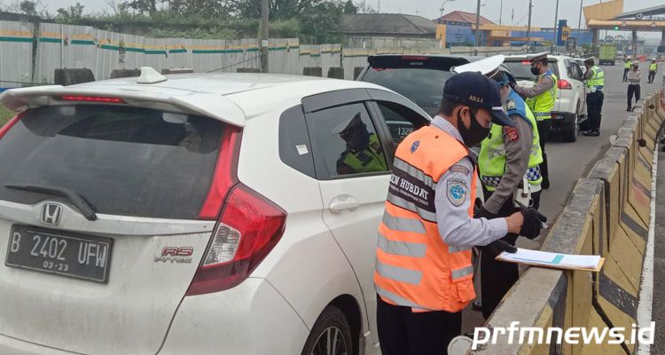 POLISI memeriksa kendaraan yang hendak masuk Tol Cileunyi, Rabu (27/5/2020).*
