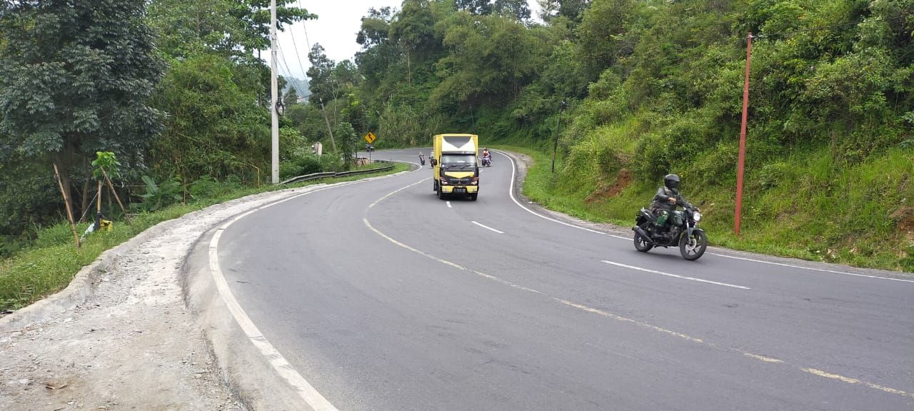 Memasuki H+2 lebaran atau Selasa, 26 Mei 2020, arus lalu lintas kendaraan di Jalur Gentong, Kecamatan Kadipaten Tasikmalaya, terlihat masih lengang.*