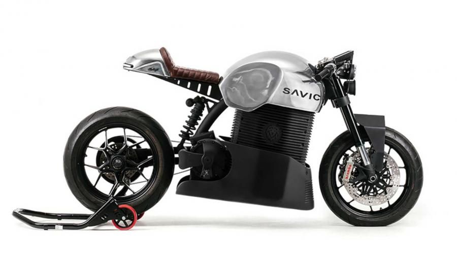 Desain sporty merunduk khas motor balap Cafe Racer di motor listrik Savic C Series