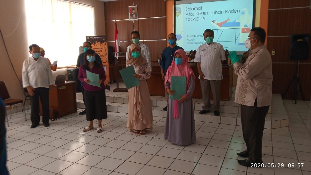 WALI Kota Tasikmalaya Budi Budiman secara simbolis menyerahkan surat sehat kepada pasien positif virus yang telah dinyatakan sembuh, di aula RSUD dr Soekarjdo, Jumat, 29 Mei 2020.*