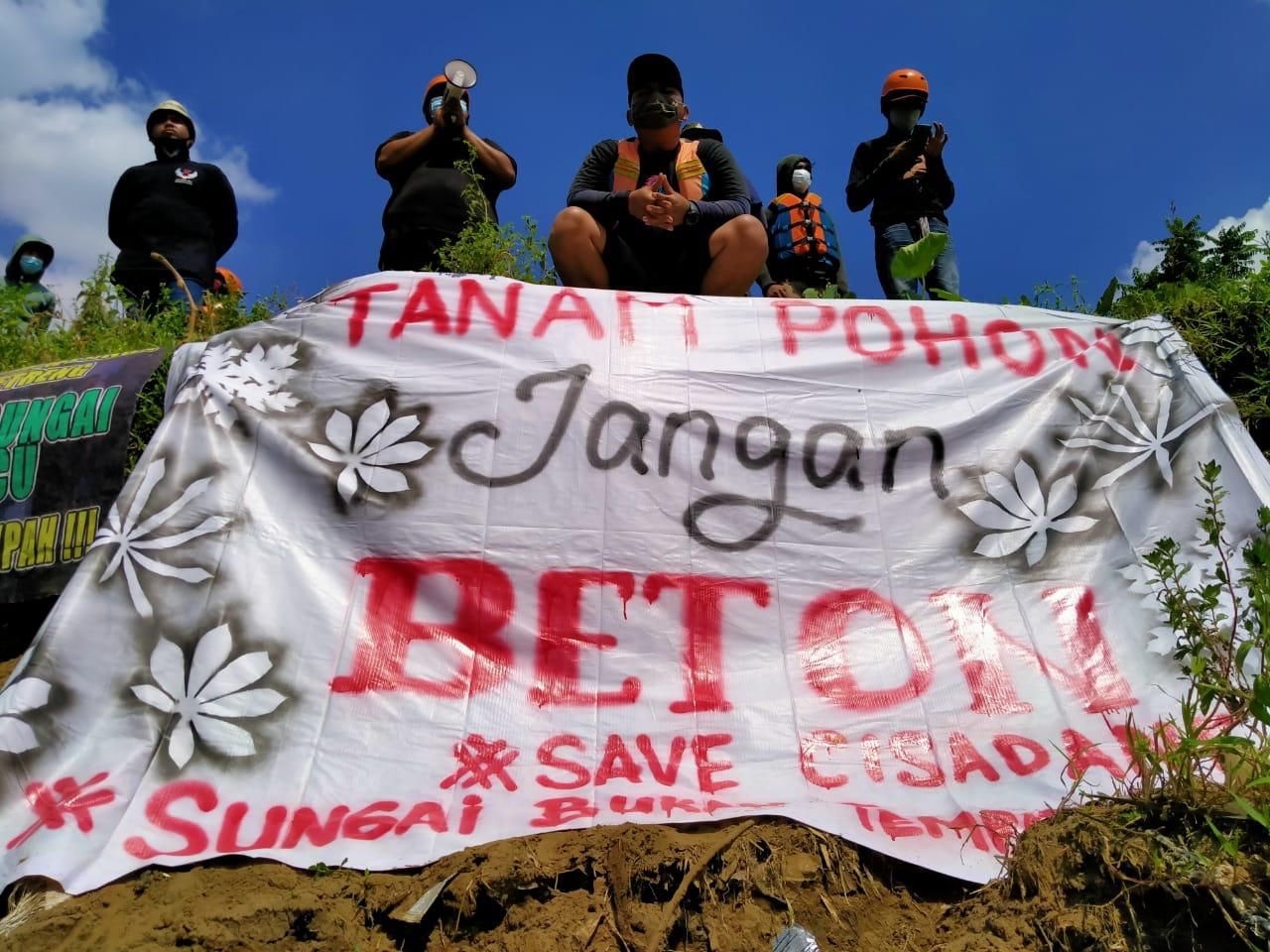 Sekber Jeletreng unjuk rasa memprotes jebolnya tanggul TPA Cipeucang, Tangsel (30/5/2020)