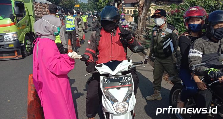 Petugas melakukan pengecekan kelengkapan terhadap pengendara yang melalui Cibiru perbatasan kota/kabupaten Bandung.