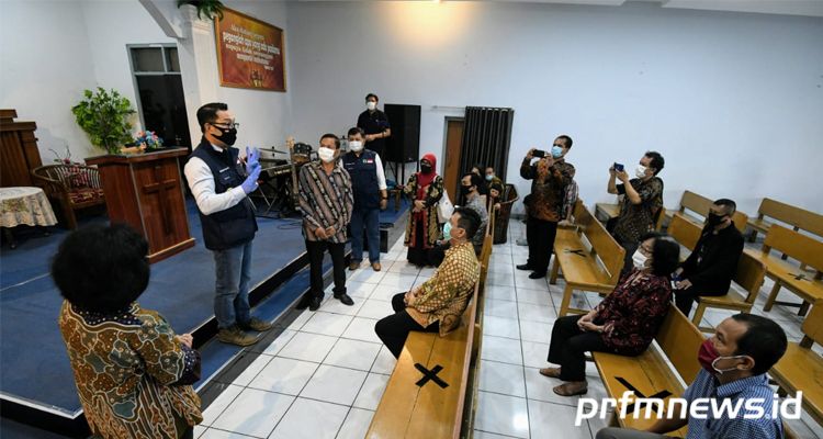 Gubernur Jabar Ridwan Kamil meninjau Gereja Pantekosta di Indonesia Padalarang, KBB, Sabtu (30/5/2020). 