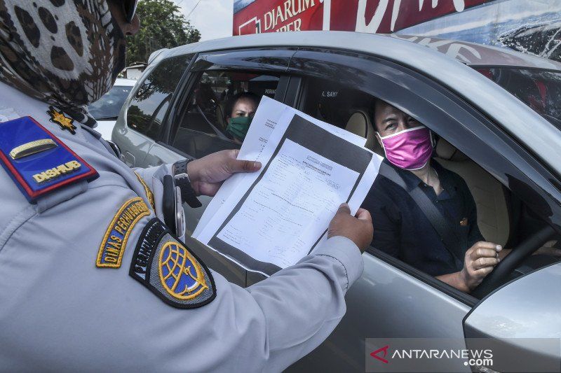 Petugas sedang memeriksa SIKM kepada masyarkat yang ingin masuk Jakarta