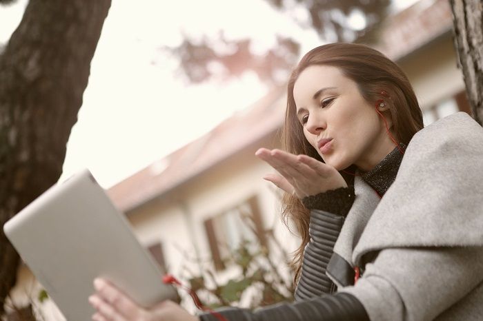 5 Zodiak yang Mahir dalam Kencan Virtual, Salah Satunya Taurus - Pikiran-Rakyat.com