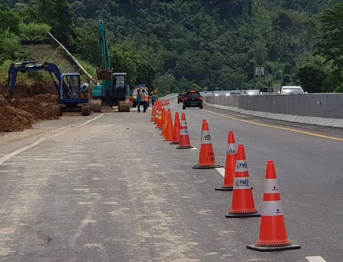PROSES pengangkutan material longsor di tepi jalan tol Semarang-Solo.*