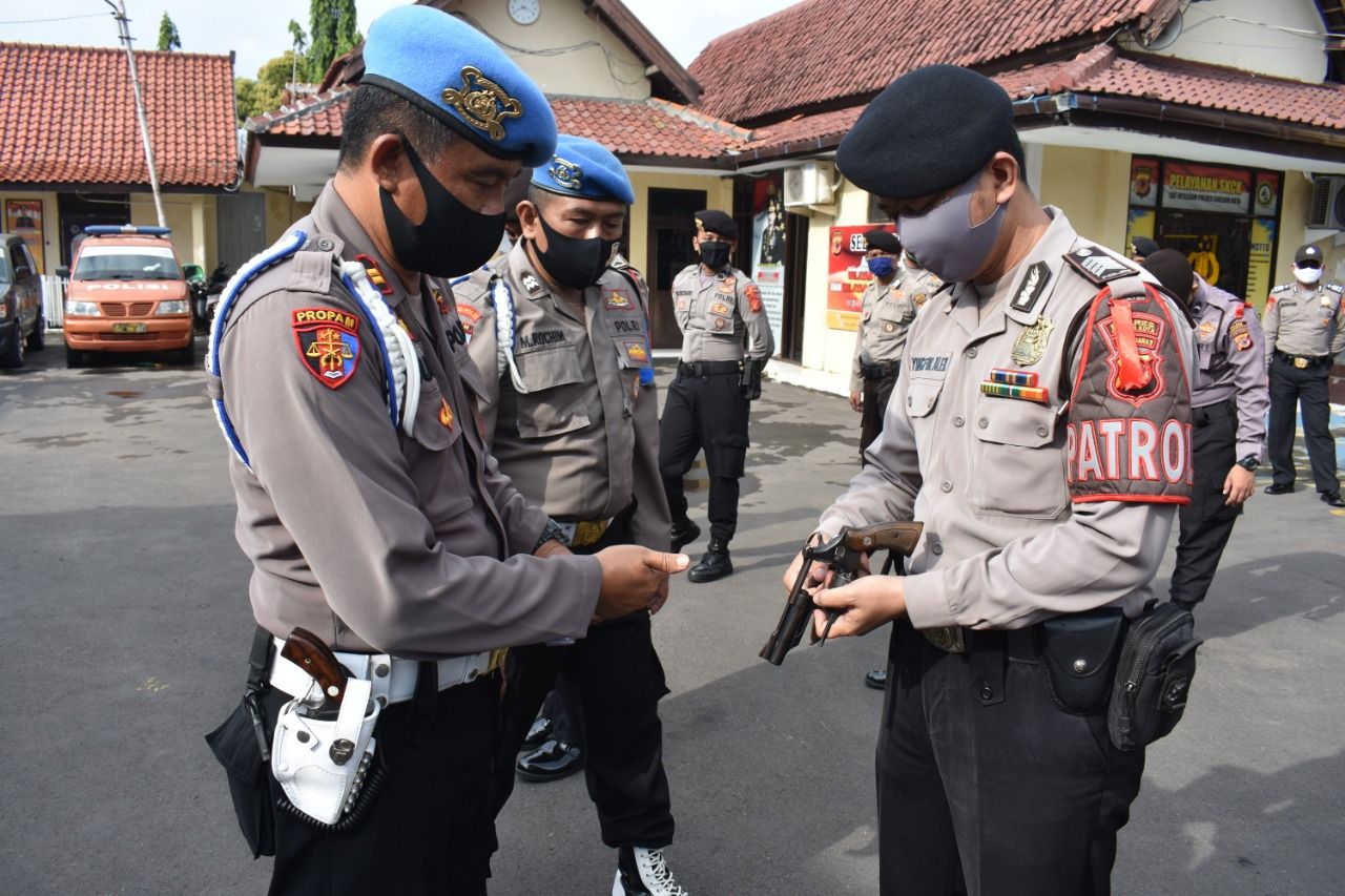 PEMERIKSAAN kelengkapan dan kerapian anggota Polres Cirebon Kota oleh Unit Propam.* 