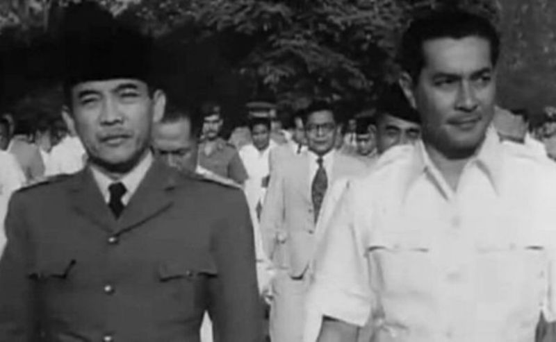 Sultan Hamid II (kanan) bersama Presiden Soekarno.
