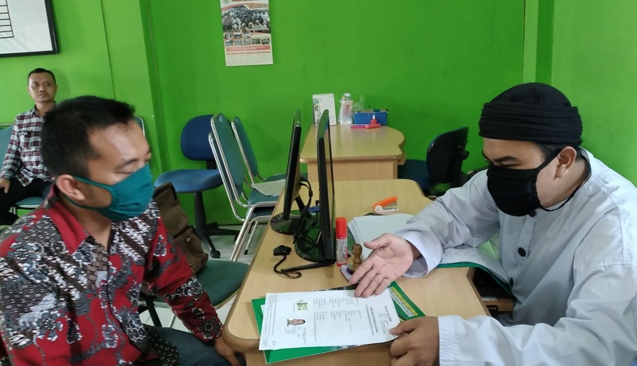 SEJUMLAH calon jemaah haji tengah mengurus administrasi pemberangkatan haji di kantor Kementerian Agama Kabupaten Tasikmalaya.*