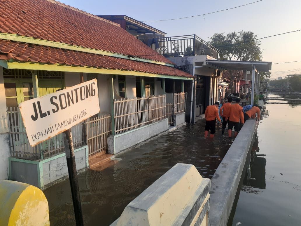 PEMANTAUAN Lokasi Banjir Rob dari Petugas KPBD Kota Cirebon, di RW 10 Panjunan Kota Cirebon.* 