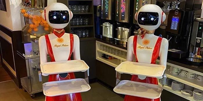 Robot pelayan di salah satu restoran di Belanda.