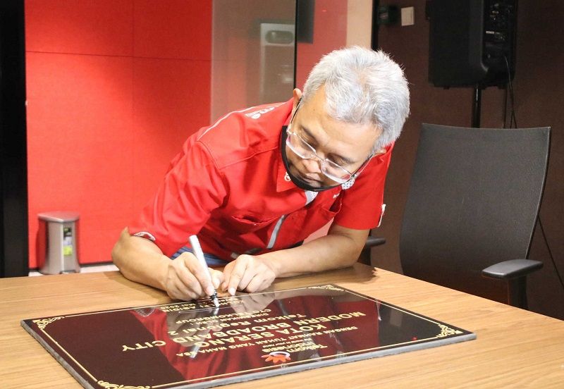 Direktur Network & IT Solution Telkom Zulhelfi Abidin menandatangani prasasasti peresmian Modern Broadband City Kota Serang dan Kabupaten Lebak di Jakarta, Jumat 29 Mei 2020.
