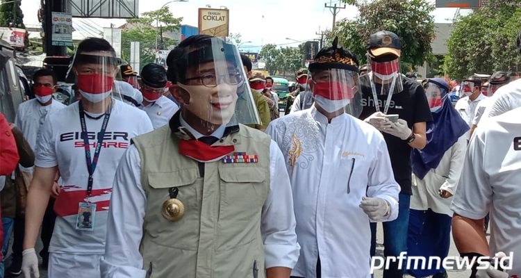 Gubernur Jabar Ridwan Kamil (tengah) didampingi Bupati Bandung Dadang M. Naser saat mengunjungi pabrik Eiger di Jalan Raya Terusan Kopo, Kecamatan Katapang, Kabupaten Bandung, Rabu (3/6/2020).