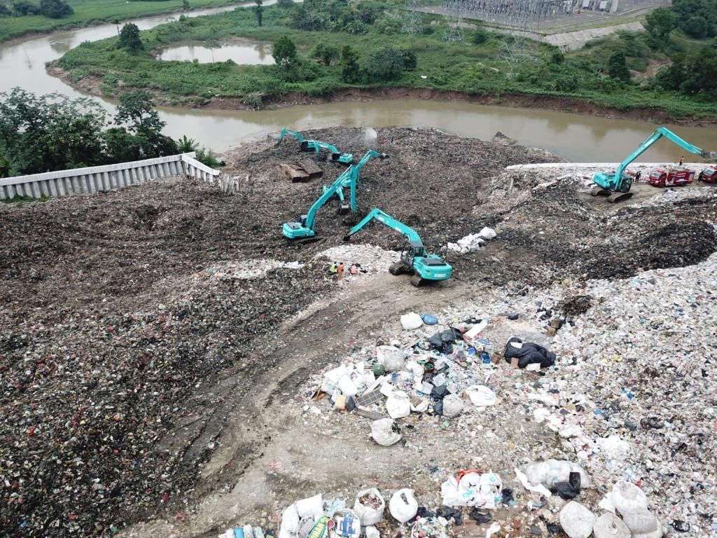 Pengangkatan Sampah di TPA Cipeucang oleh Dinas Lingkungan Hidup Kota Tangsel , menggunakan alat berat.
