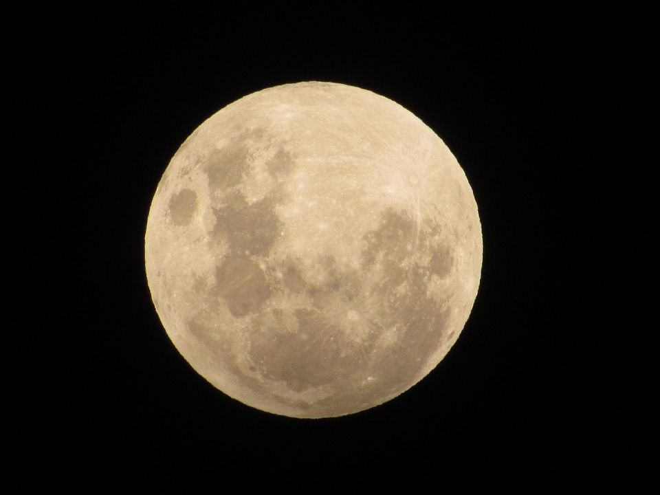 Ketika terjadi gerhana bulan penumbra maka bulan masih terlihat dengan warna