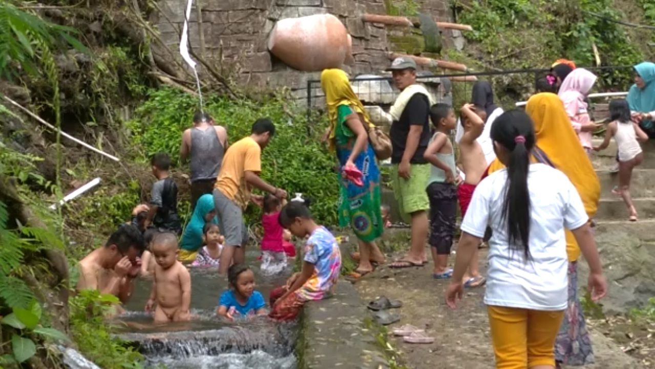 SELOKAN yang berada di lokasi objek wisata pemandian air panas Gunung Galunggung berubah menjadi tempat mandi bersama pengunjung yang datang ke lokasi.*