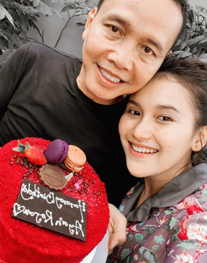 Ayah Rozak Nangis Pensiun Dari Pns Ayu Ting Ting Telah Lama Siapkan Profesi Ini Untuk Sang Ayah Pikiran Rakyat Pangandaran