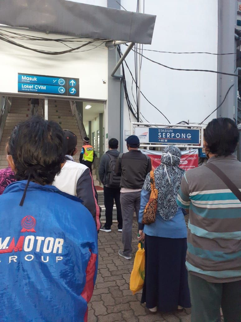 Antrian calon penumpang di Stasiun Serpong, Kota Tangerang Selatan (Tangsel) pagi ini.