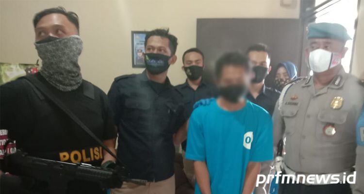 Pelaku berinisial M (kaus biru) saat ekspos kasus di Mapolsek Margahayu, Kabupaten Bandung, Selasa (9/6/2020).