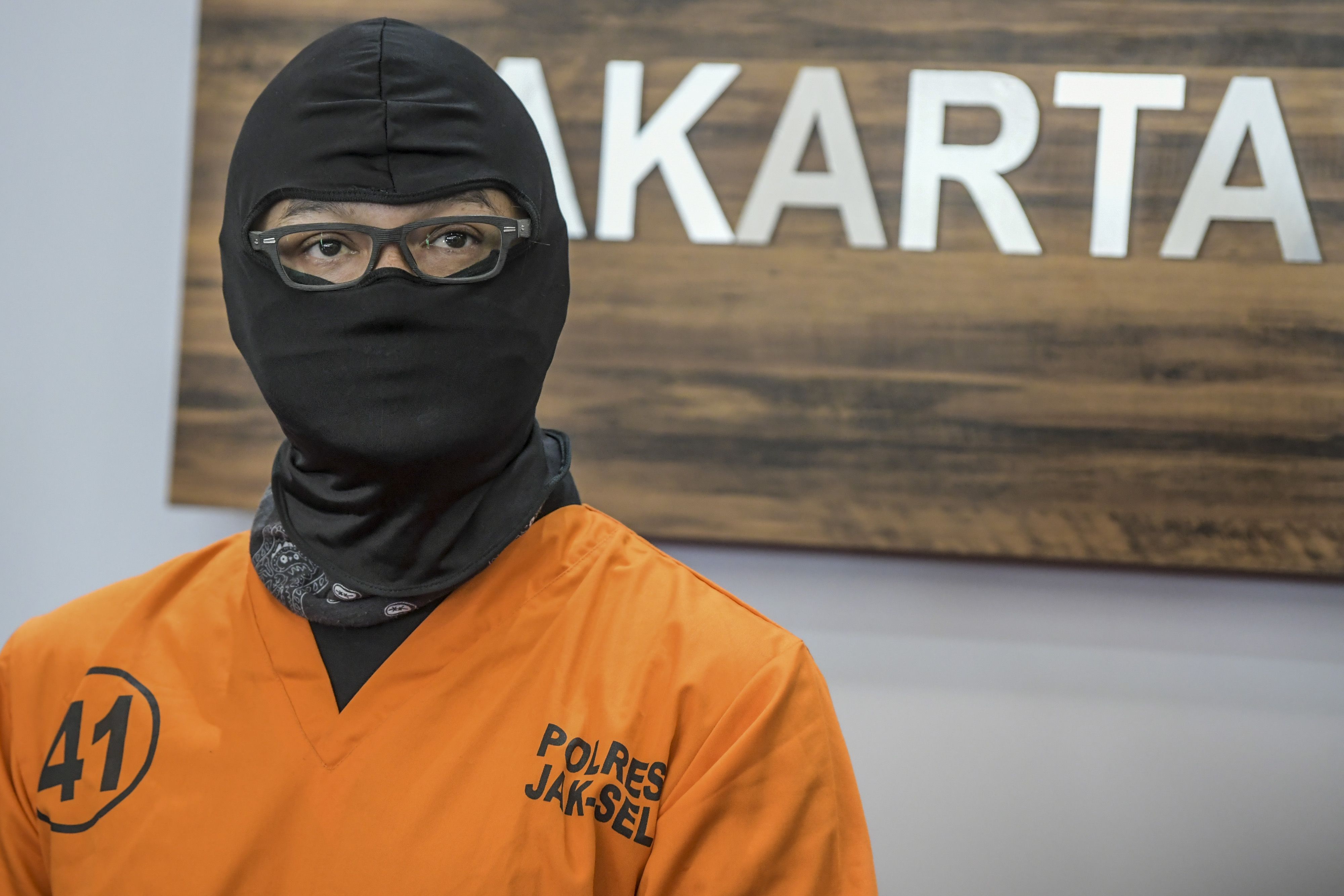 Aktor Dwi Sasono dihadirkan penyidik Satnarkoba pada rilis kasus narkoba di Polres Jakarta Selatan, Jakarta, Senin 1 Juni 2020.