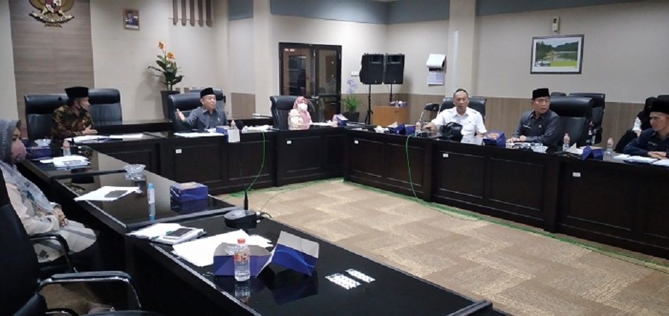 Kementrian Agama kabupaten Tasikmalaya melakukan rapat kerja (raker) dengan Komisi 4 DPRD Kabupaten Tasikmalaya di Gedung DPRD Kab Tasikmalaya, pada Rabu (10/6/2020).*