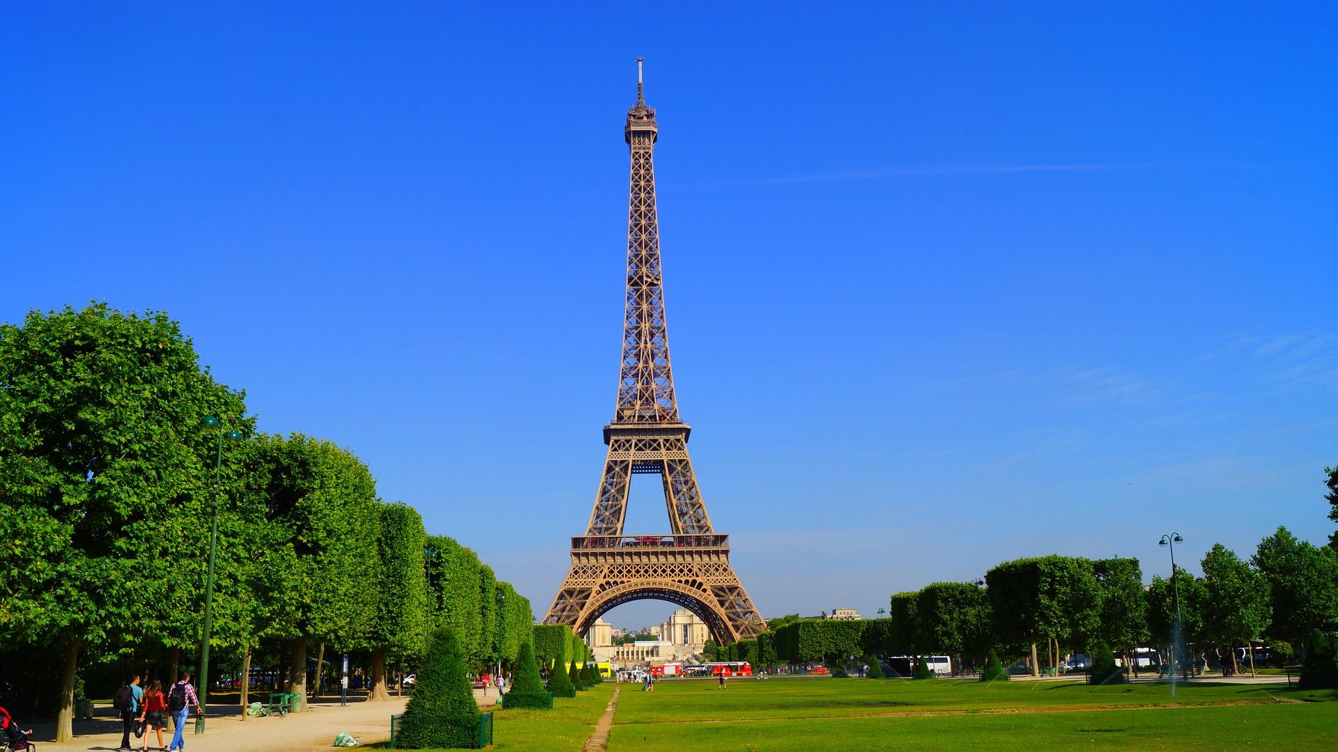 Siapsiap Piknik Lagi, Menara Eiffel di Paris Dibuka
