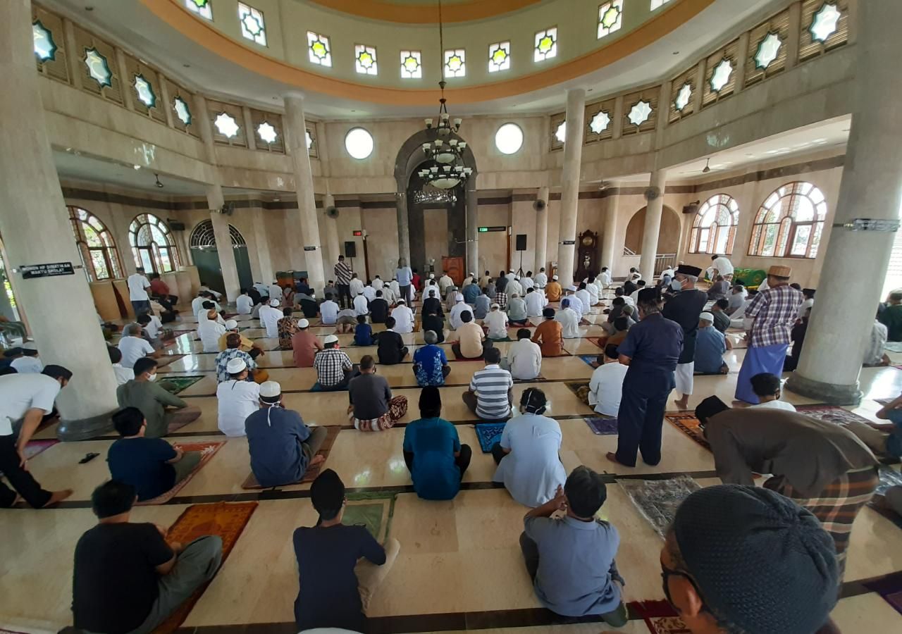 Gairah masyarakat Kota Tangerang Selatan (Tangsel) untuk kembali beribadah di masjid seiring wacana new normal. Suasana salat Jumat 12 Juni 2020 di Masjid Al Hidayah Pamulang Permai 1, Pamulang Barat.