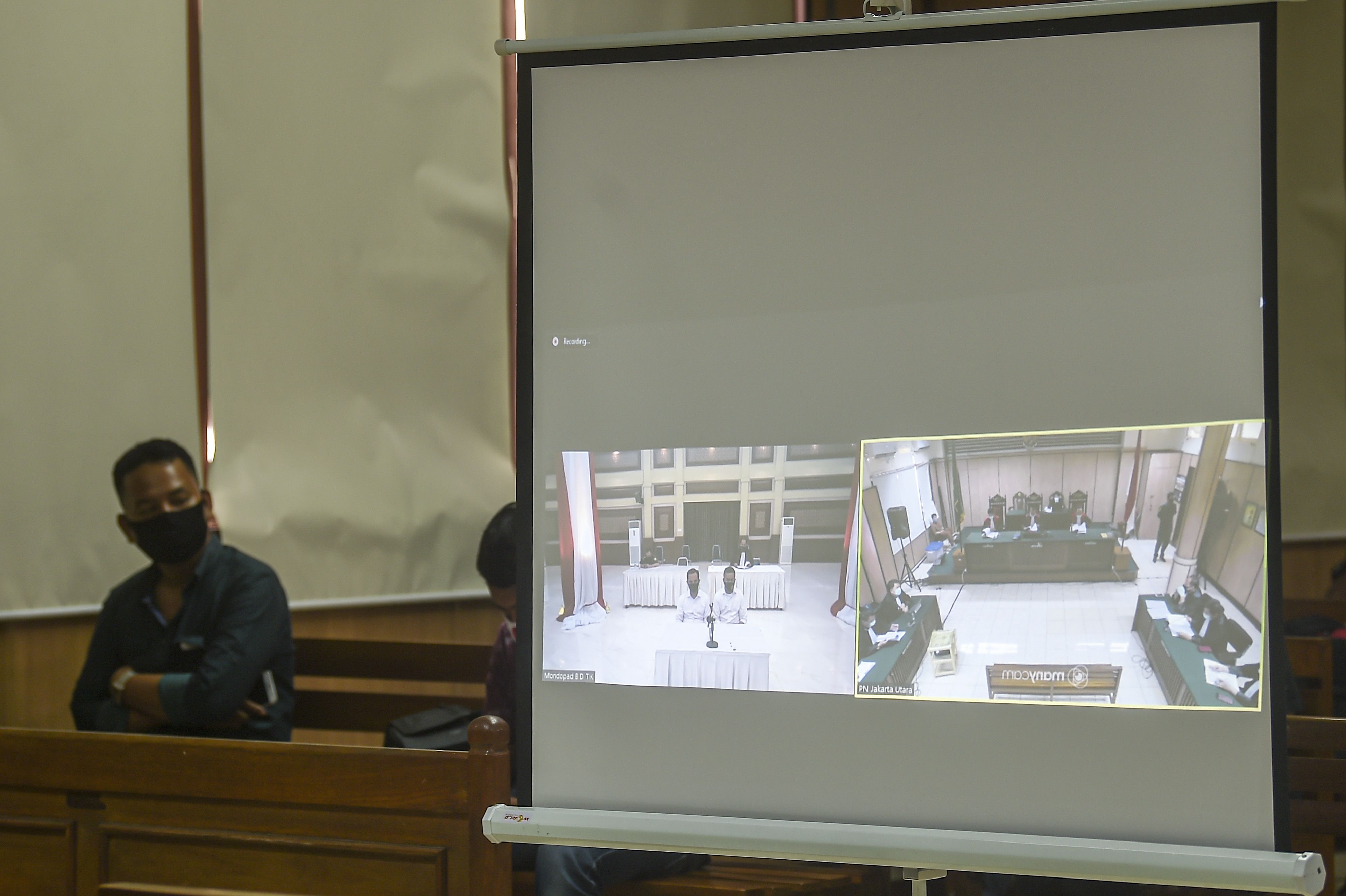 Suasana sidang tuntutan kasus penyiraman air keras terhadap penyidik KPK Novel Baswedan dengan terdakwa Ronny Bugis dan Rahmat Kadir Mahulette yang disiarkan secara