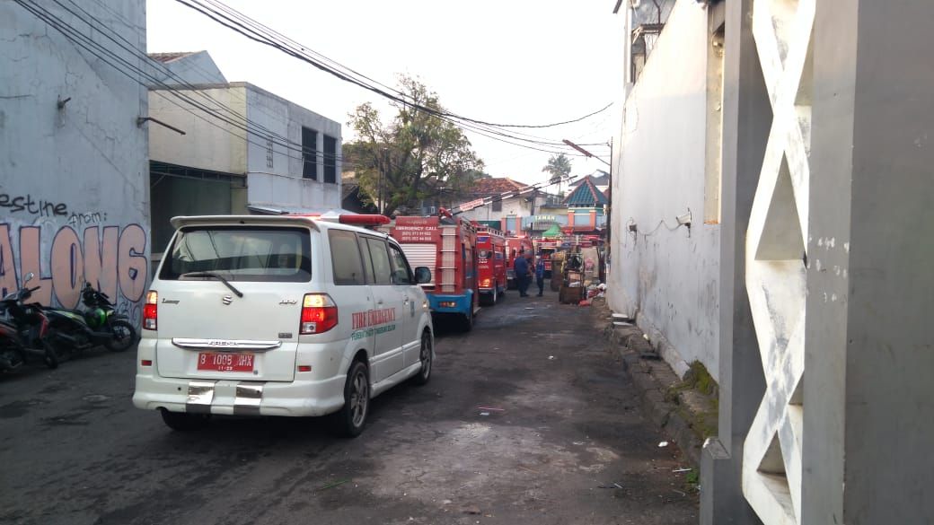 Tak kurang 8 unit mobil pemadam kebakaran (damkar) dari Kota Tangerang Selatan (Tangsel) dan Jakarta diturunkan untuk menjinakkan api.