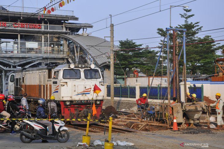 SEJUMLAH pekerja menyelesaikan proyek pembangunan Underpass Cibitung, Kabupaten Bekasi, Jawa Barat, Kamis (11/6/2020). Underpass sepanjang 400 meter tersebut untuk mengurai kemacetan lalu kendaraan yang melintas di jalur lintasan kereta Stasiun Cibitung dan ditargetkan selesai pada akhir 2021.*