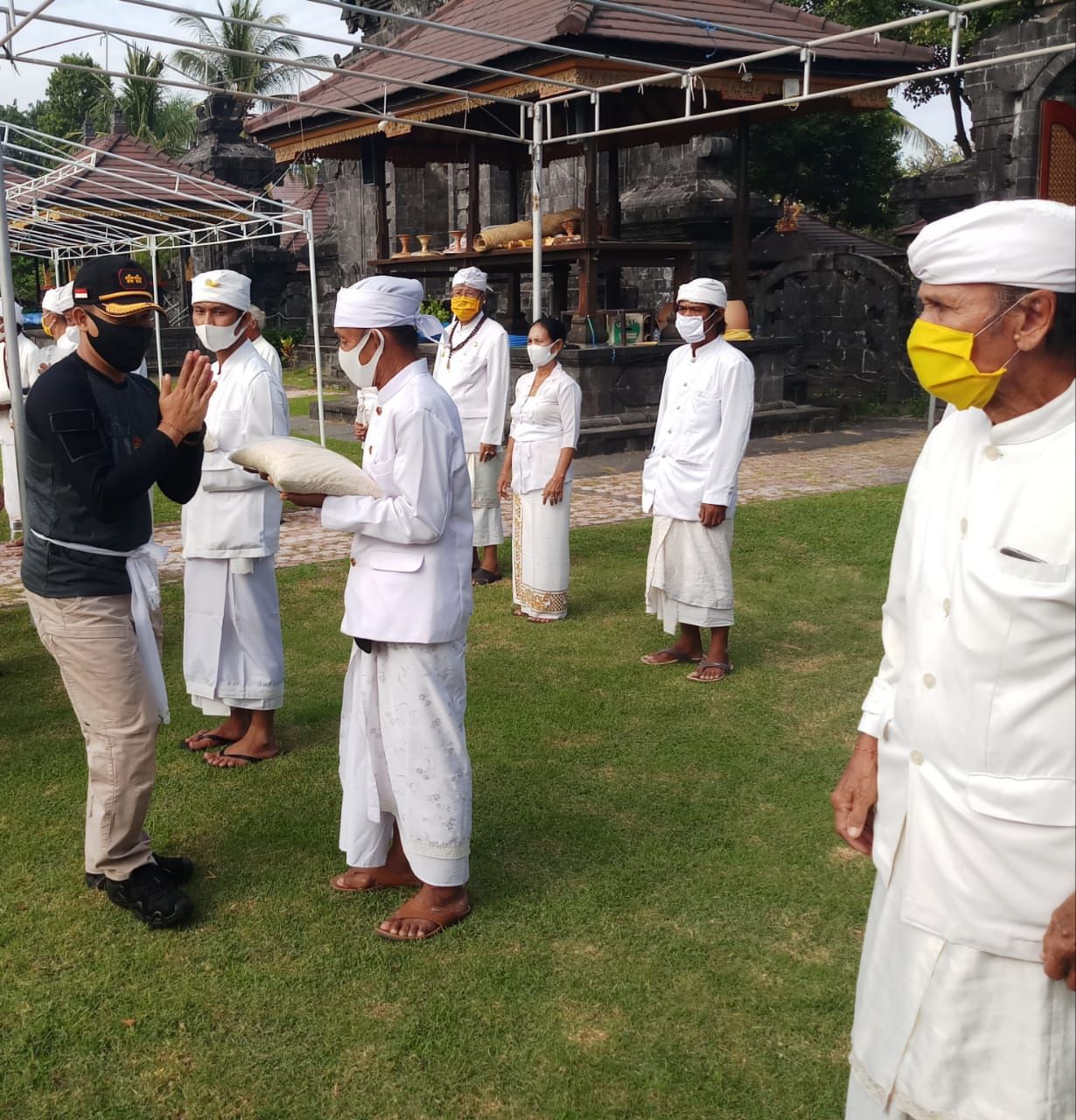 Polres Buleleng Lakukan Bakti Sosial di Pura Jagatnatha Buleleng